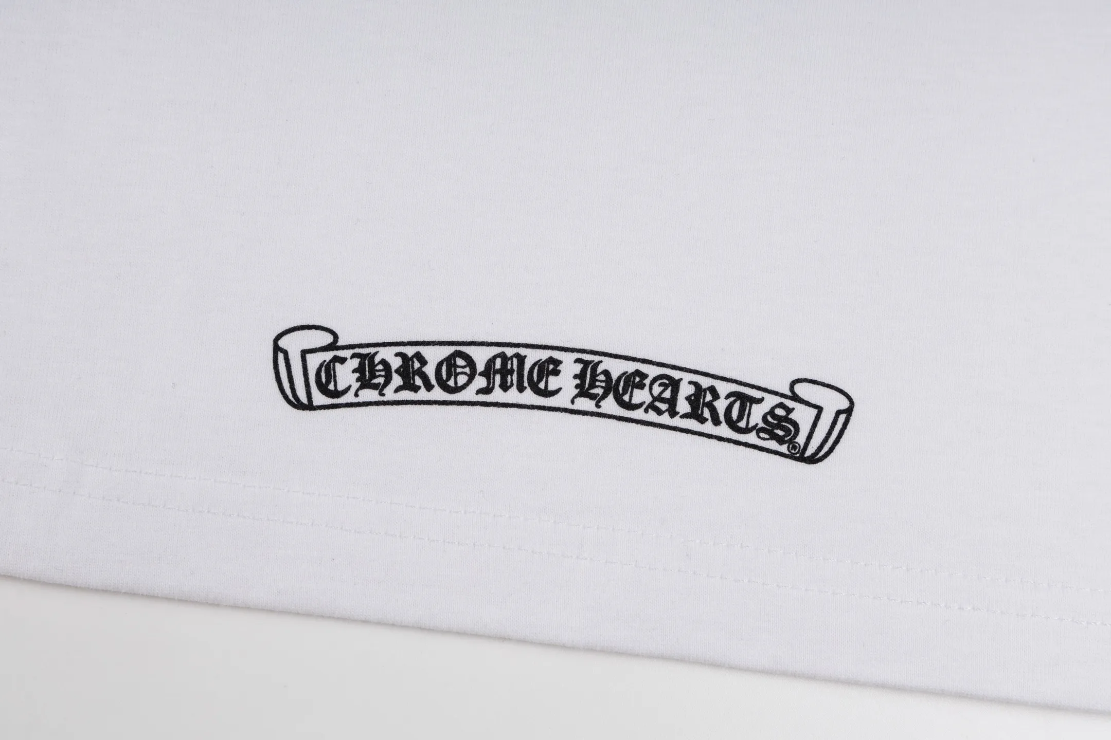 🅿️350 [Exclusive supply] CH Miami limited color cross long sleeves (white) The fabric is made of 26-woven 220-gram high-weight cotton fabric, which is thick and crisp and not easy to deform, with fine texture, breathable and skin-friendly. The design is derived from the CH Miami limited series. The colorful cross print interprets the brand's classic aesthetics, and is trendy and cool with a tension of faith. High-temperature ink printing process, rich color levels and delicate transitions, even large-area complex patterns are still bright and durable without cracking after washing. Size:S-M-L